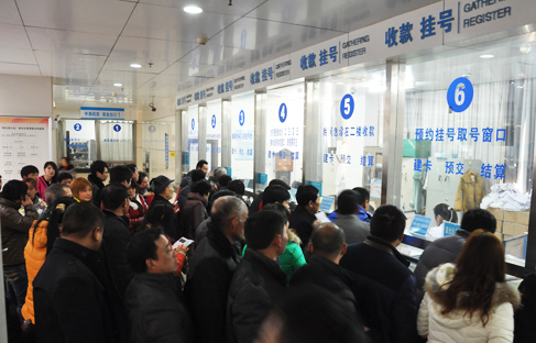 醫院排隊掛號人數過多